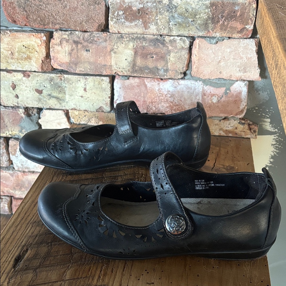 Earth Black Mary Jane Flats